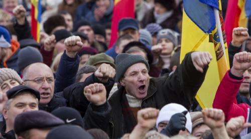 Peste 2.000 de persoane protestează în fața clădirii Parlamentului de la Chișinău