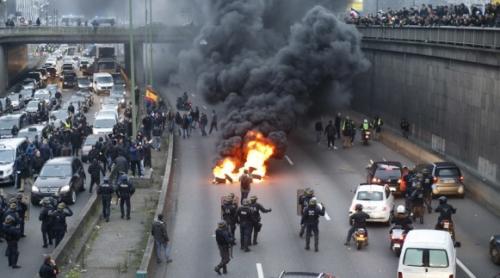 Proteste violente la Paris. Forțele de ordine au intervenit pentru a-i liniști pe manifestanți (VIDEO)