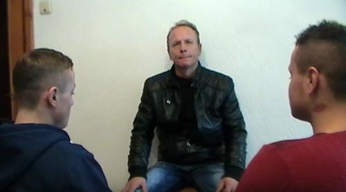 Doi minori îi acuză pe poliţiştii din Dragalina că i-ar fi bătut cu parul (VIDEO)