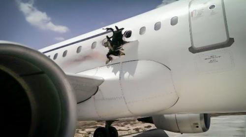 Un avion Airbus a aterizat de urgență, cu o gaură în fuzelaj, după o explozie la bord