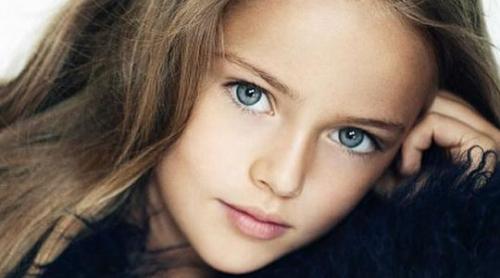 La doar 10 ani, Kristina Pimenova este cea mai frumoasă fetiță din lume. Mama fetei, acuzată că îi fură inocența