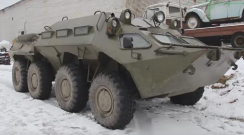 (VIDEO) Rupți de beți, doi ruși au ieșit cu tancul la plimbare