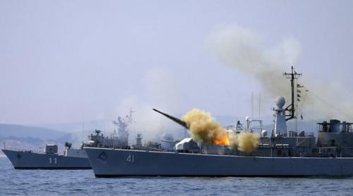 Tiruri cu rachete în Marea Neagră. Rusia a trimis avioane de luptă și unități militare în Crimeea
