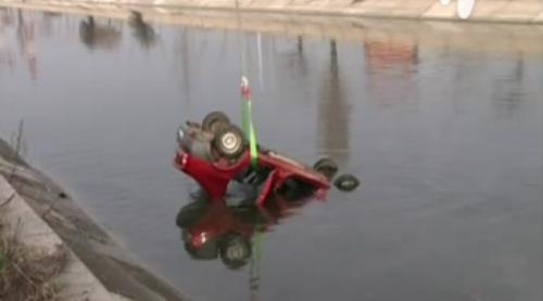ALERTĂ! O maşină a căzut în râul Dâmboviţa: o persoană a murit şi alte două rănite  