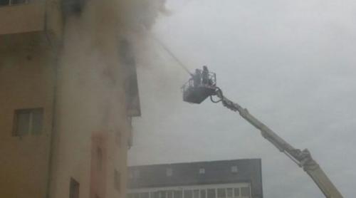 VIDEO. Incendiu puternic într-un bloc din cartierul Titan. Pompierii intervin cu 12 autospeciale, locatarii au fost evacuați