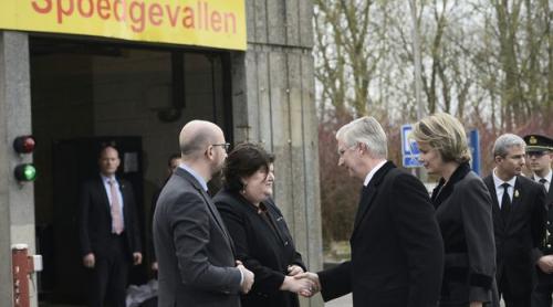 Regii Belgiei, la căpătâiul răniţilor în atentatele de la Bruxelles. Au învăţat din greşeli