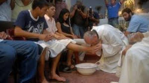 Joia Sfântă: Papa Francisc s-a închinat și a spălat picioarele unor tineri refugiați dintr-un centru de primire 