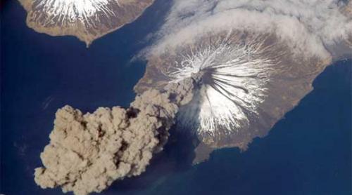 Erupție bruscă și violentă a vulcanului Pavlof. Coloană de cenușă de peste șase kilometri (VIDEO)