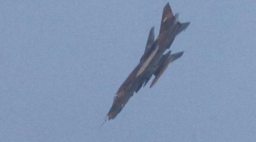 Avion de luptă rusesc, doborât de rebeli în Siria. Momentul prăbuşirii a fost filmat (VIDEO)