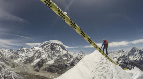 Documentar Discovery despre cea mai neagră zi din istoria Everestului