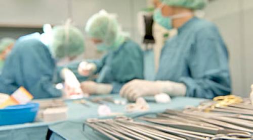 Premieră medicală: Un robot-chirurg face operaţii de ţesuturi moi