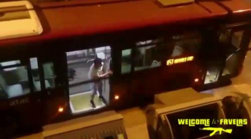 Caft între doi români și o gașcă de africani într-un autobuz din Roma (VIDEO)