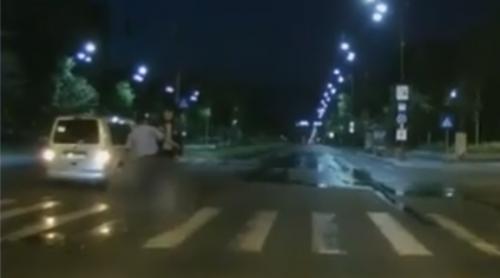 Revoltător! Tânăr, încătușat, lovit de mai mulți polițiști în București (VIDEO). Ce spun poliţiştii  