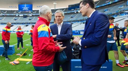 Cioloș merge diseară pe Stade de France. Premierul va urmări meciul România - Franța alături de Francois Hollande