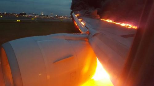 IMAGINI TERIFIANTE! Un avion cu 241 de oameni la bord ia foc în timpul aterizării (VIDEO)