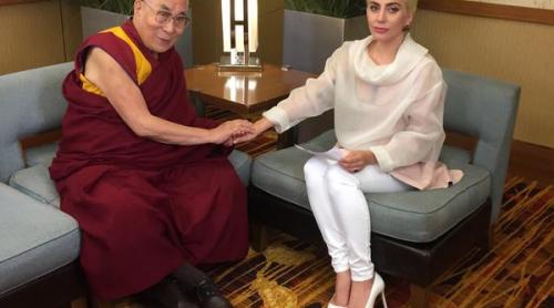 Chinezii au luat-o razna de la o fotografie cu Lady Gaga și Dalai Lama