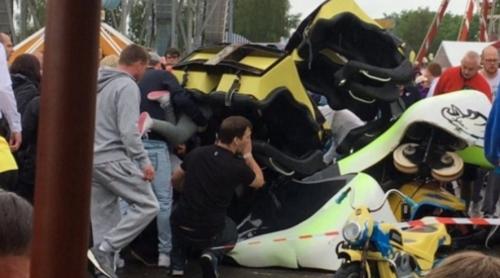 Momente dramatice într-un parc de distracții! Un roller-coaster a deraiat și a intrat într-un carusel (VIDEO)