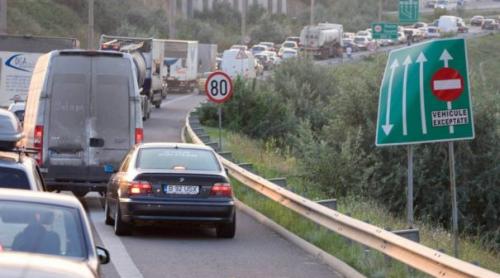 Şoferi, înarmaţi-vă cu răbdare! Trafic îngreunat pe Autostrada Soarelui: 19 maşini implicate în tamponări 