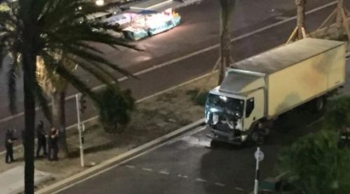 Atentat la Nisa: Un camion a pătruns în mulțimea aflată pe Promenade des Anglais. Zeci de morți și răniți (LIVE VIDEO)