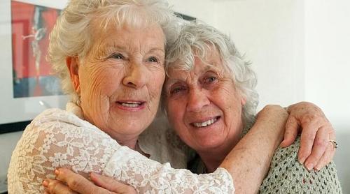 Șocant! Și-a găsit sora geamănă după 78 de ani