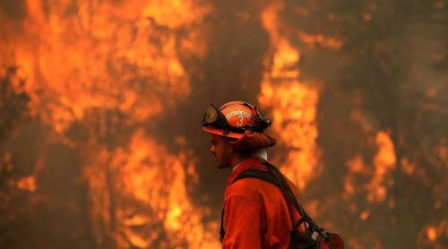 Incendiu de proporții în California. Mii de hectare de pădure în flăcări, sute de oameni evacuați (VIDEO)