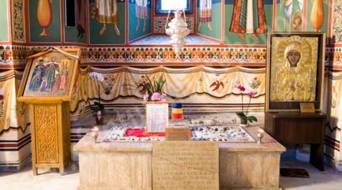 Candela originală din argint filigranat, reaşezată deasupra mormântul voievodului martir Constantin Brâncoveanu din Biserica Sfântul Gheorghe Nou