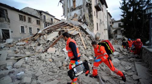 Clădiri la pământ, haos, oameni îngroziți şi tone de moloz. Imagini tulburătoare din Italia, după cutremur (VIDEO)