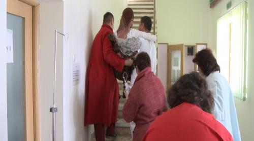 REVOLTĂTOR!Cu bolnavul pe scări la spitalul din Balş. Pe când un lift în România lui 2016?