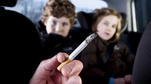 Amendă pentru şoferii care fumează în prezenţa copiilor