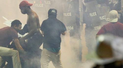 Violențele continuă la Charlotte, în SUA. Sute de manifestanți, dispersați cu gaze lacrimogene și gloanțe de cauciuc (VIDEO)
