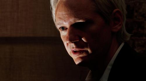 Ecuadorul i-a tăiat țeava de Net ”tăticului” WikiLeaks, Julian Assange. Prea se amesteca în campania din SUA!