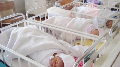 Guvernul stabileşte noi reguli pentru înregistrarea naşterii copilului