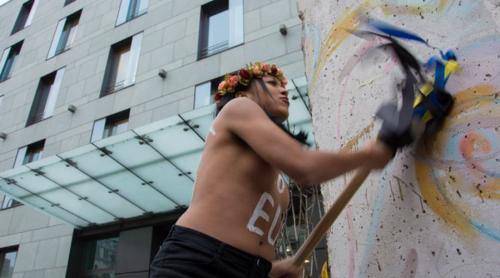 Activistele FEMEN au pus mâna pe ciocan! (VIDEO)