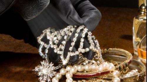 Vânzătorul s-a ales cu o cutie de „pietre de pe stradă“. POVESTEA hoţului care a furat bijuterii de peste 5 milioane de euro dintr-un magazin din Paris