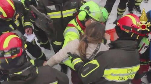 Momentul salvării româncei şi a fiului ei, prinşi în avalanşa care a îngropat hotelul din Apenini (VIDEO)