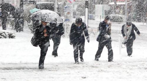 Cod galben de ninsori în Bucureşti şi nouă judeţe. Se circulă în condiţii de iarnă