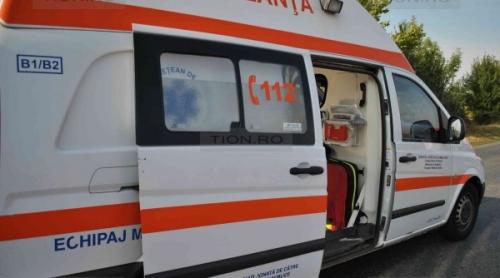 Motivul aberant pentru care echipajul unei ambulanțe a fost atacat cu săbii și cuțite de un grup de țigani