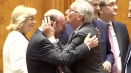 Ce i-a dat Juncker lui Băsescu? Un pupic pe frunte! (VIDEO)