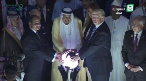 Amuzament pe net! Globul de cristal cu care maleficul Trump conduce lumea
