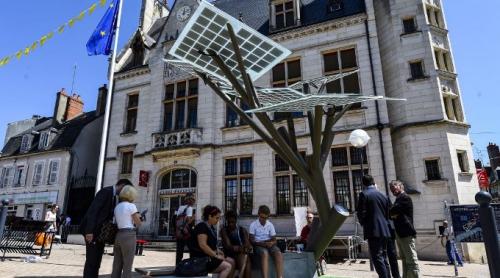 Arbore cu frunze fotovoltaice, inaugurat la Nevers, în Franţa. La ce foloseşte un eTree (VIDEO)