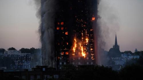 Incendiu de amploare într-un bloc turn din Londra (VIDEO)