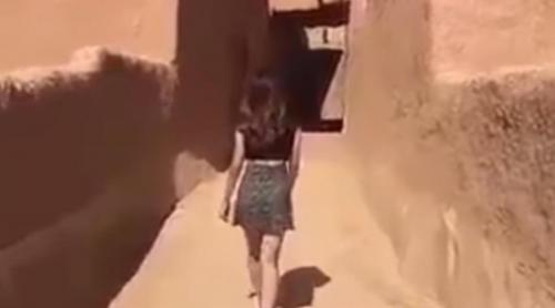 Urmărită de autorități pentru că purta o fustă prea scurtă (VIDEO)
