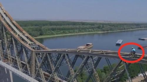Un cascador italian s-a urcat cu bicicleta pe podul Saligny. De ce a scăpat fără amendă (VIDEO)