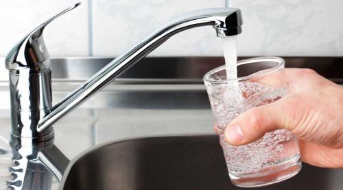 Beţi apă de la robinet? Plasticul a ajuns şi în reţelele de apă potabilă