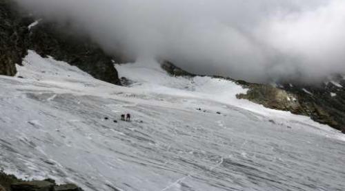Sute de persoane, ameninţate de un gheţar, evacuate în Elveţia