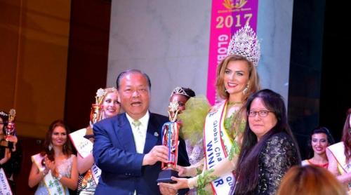 O româncă a fost încoronată Miss Global Charity Queen 2017