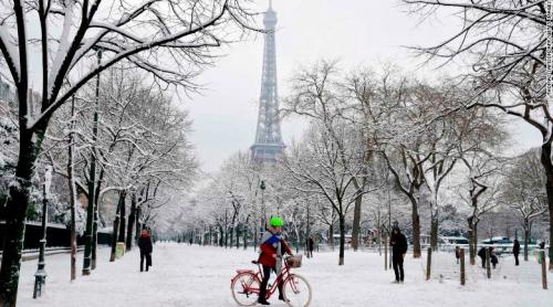 Zăpada abundentă închide Turnul Eiffel