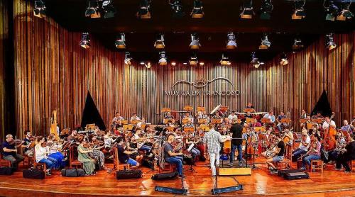 Pentru prima dată în România o orchestră simfonică își prezintă stagiunea într-o sală de cinema