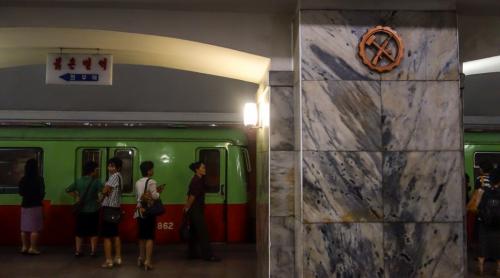 IMAGINI RARE din subteranul Coreei de Nord. Cum ajung călătorii pe peroanele metroului din Phenian (VIDEO)