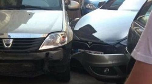 O mașină Tesla scăpată de sub control, oprită de o Dacia Logan taman la Bruxelles